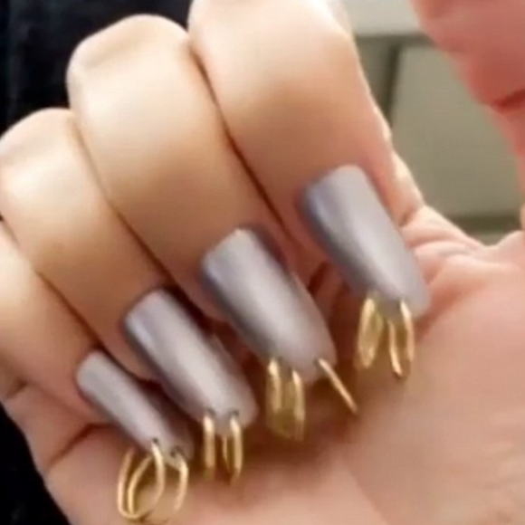 Kim Kardashian s'est fait piercer les ongles. Photo publiée sur Snapchat à la fin du mois de janvier 2017