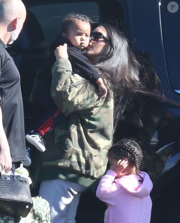 Kim Kardashian avec ses enfants North et Saint - La famille Kardashian prend un jet privé à Van Nuys, le 26 janvier 2017.