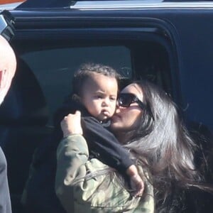 Kim Kardashian avec ses enfants North et Saint - La famille Kardashian prend un jet privé à Van Nuys, le 26 janvier 2017.