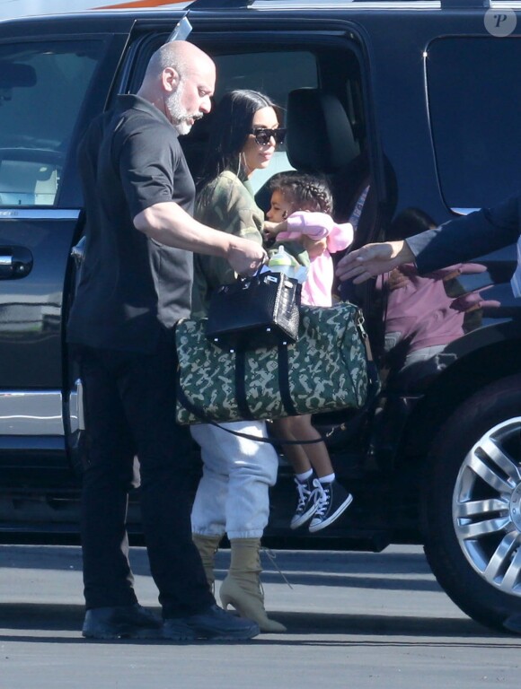 Kim Kardashian et sa fille North La famille Kardashian prend un jet privé à Van Nuys, le 26 janvier 2017.