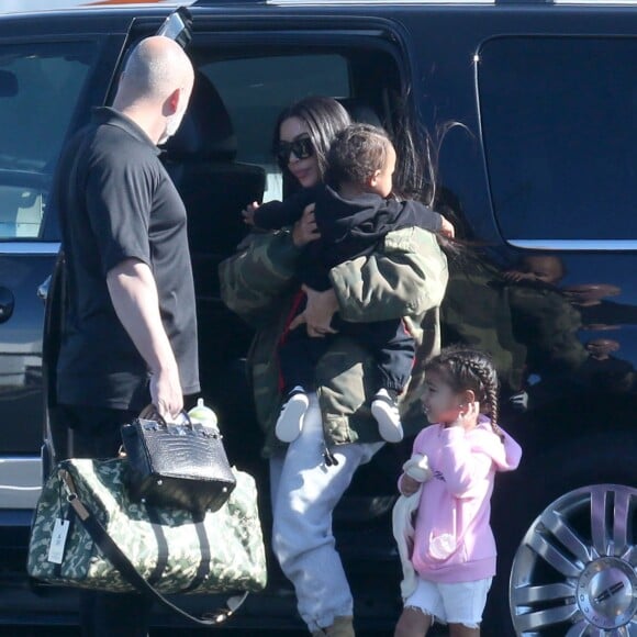 Kim Kardashian avec ses enfants North et Saint - La famille Kardashian prend un jet privé à Van Nuys, le 26 janvier 2017.