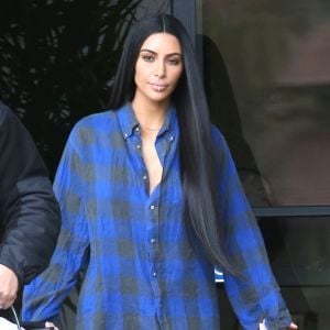 Kim Kardashian à la sortie d'un immeuble à Los Angeles. Elle porte un piercing à la lèvre inférieure. Le 24 janvier 2017