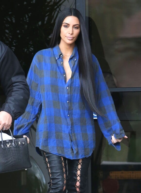 Kim Kardashian à la sortie d'un immeuble à Los Angeles. Elle porte un piercing à la lèvre inférieure. Le 24 janvier 2017