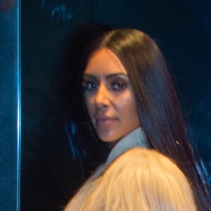 Kim Kardashian porte une robe longue transparente à son arrivée au Metropolitan Museum of Art à New York le 16 janvier 2017.