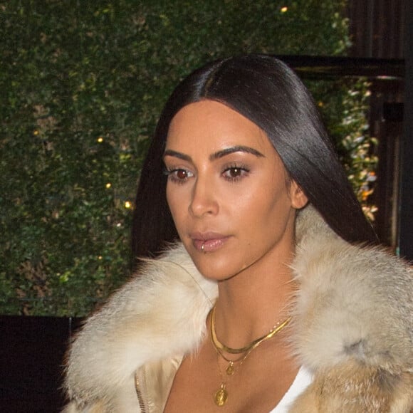 Kim Kardashian se balade dans les rues de New York. La star rentre tout juste de Dubai où elle a assisté à une masterclass de maquillage pour la modique somme de un million de dollars! Celui qui a invité Kim Kardashian pour sa masterclass de maquillage n'est autre que Mario Dedivanovic, le maquilleur des stars. Le jeune homme est très réputé dans le milieu des célébrités et "Kim K" est l'une de ses habituées. Elle lui a même souhaité son anniversaire sur Twitter le 1er octobre dernier. Le 16 janvier 2017