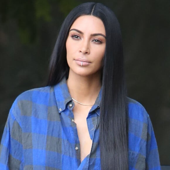 Kim Kardashian à la sortie d'un immeuble à Los Angeles. Elle porte un piercing à la lèvre inférieure. Le 24 janvier 2017.