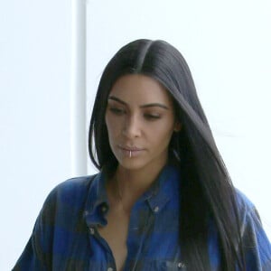 Kim Kardashian à la sortie d'un immeuble à Los Angeles. Elle porte un piercing à la lèvre inférieure. Le 24 janvier 2017.