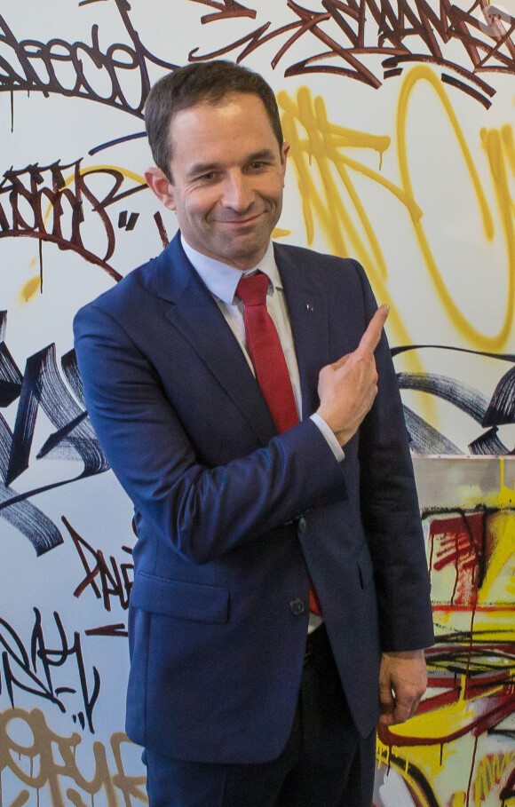 Benoît Hamon, candidat finaliste à la primaire à gauche pour l'élection présidentielle visite la Maison Folie Moulins, à Lille, France, le 27 janvier 2017.