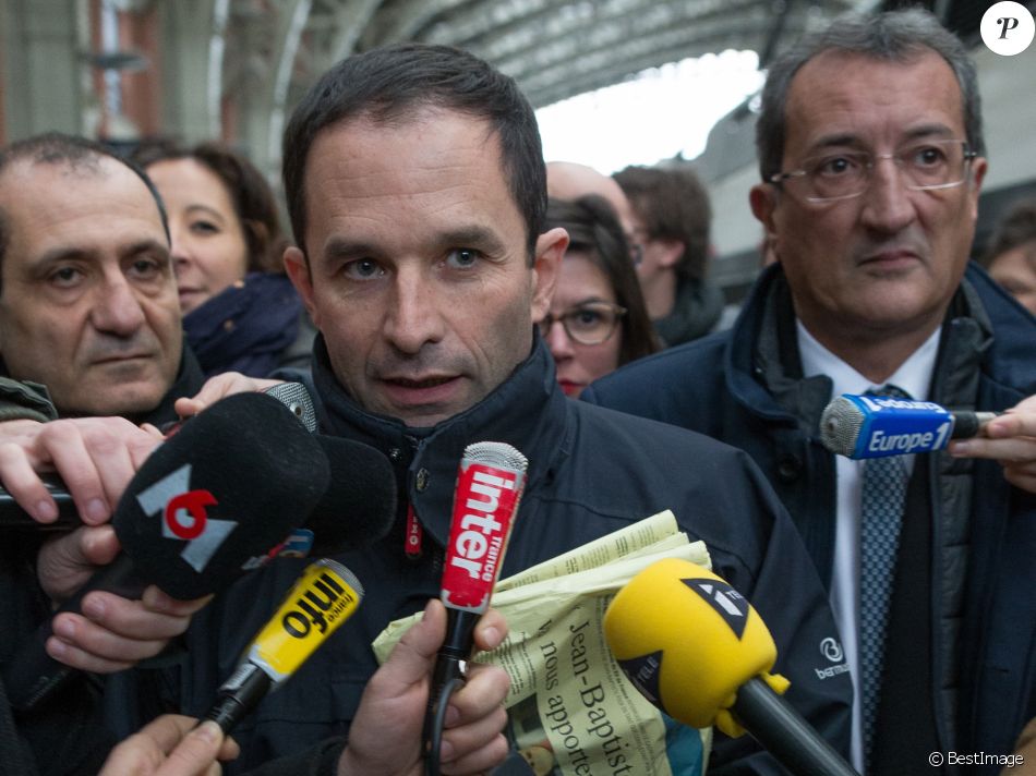 Benoît Hamon et François Lamy - Benoît Hamon, candidat finaliste à la primaire à Gauche pour l&#039;élection présidentielle à son arrivée à la gare de Lille, France, le 27 janvier 2017.