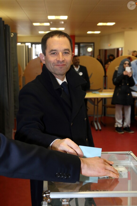 Benoît Hamon a voté pour le deuxième tour de la primaire à gauche, à Tarppes, le 29 janvier 2017.
