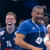 Valentin Porte et Didier Dinart exultent à l'issue de la victoire de la France en finale du Mondial de handball 2017, le 29 janvier à l'AccorHotels Arena de Paris.