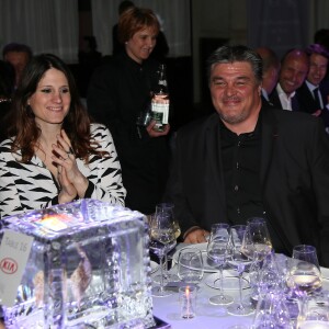David Douillet et sa compagne Vanessa Carrara à la 1ère édition des "Plumes d'Or du Vin et de la Gastronomie" au Pavillon Vendôme à Paris le 19 mai 2016. Le couple a eu une petite fille prénommée Blanche le 17 septembre 2016.