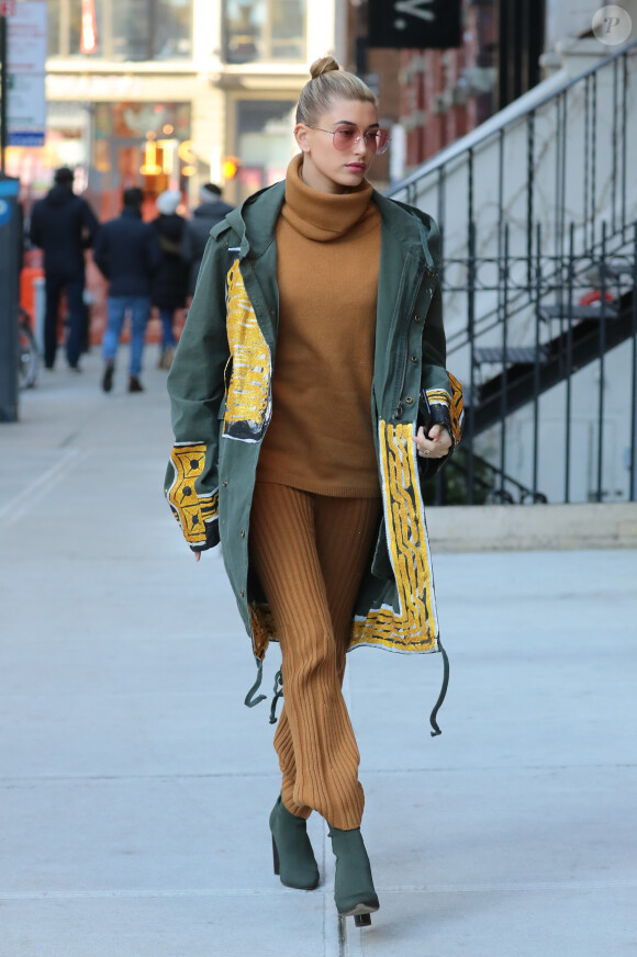 Hailey Baldwin se rend chez son amie Gigi Hadid à New York, habillée d'une parka Faith Connexion (collection automne-hiver 2016), d'un pull et d'un pantalon LPA x REVOLVE (modèles 219 et 224) et de chaussures YEEZY (collection YEEZY Season 2). New York, le 29 janvier 2017.