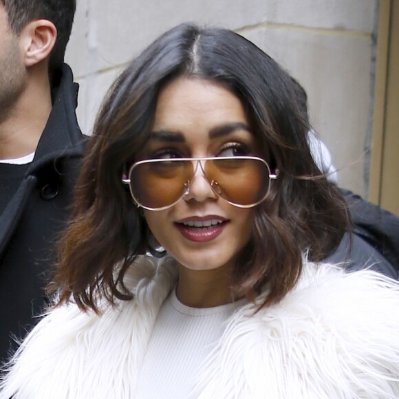 Vanessa Hudgens quitte les studios de NBC à New York, habillée d'un manteau en fausse fourrure Pam&Gela, d'un pull blanc et d'une jupe By Johnny, d'un sac Balenciaga et de sandales Schutz. Le 30 janvier 2017.