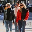 Yolanda, Bella et Gigi Hadid, habillée d'une veste rouge, d'un pull à col roulé noir, d'un jean Mother et de chaussures Stuart Weitzman, se promènent à New York, le 29 janvier 2017.
