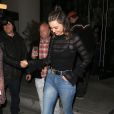 Miranda Kerr quitte le restaurant Catch à West Hollywood, habillée d'un top et d'un jean Mother accessoirisée d'une ceinture Gucci. Le 1er février 2017.