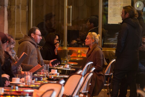 Exclusif - Paris Jackson et une amie ont visité le musée du Louvre avant de prendre un verre en terrasse du restaurant « Le Nemours » à Paris le 23 janvier 2017. Le compagnon de Paris Jackson, Michael Snoddy est parti samedi dernier à la suite d'une dispute alors qu’il était prévu qu’ils repartent ensemble de Paris.