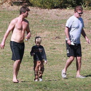 Exclusif - Robin Thicke passe la journée au ranch de son père Alan avec son fils Julian à Santa Barbara. Robin boit une bière et semble avoir pris un peu de ventre! Le 29 mars 2015