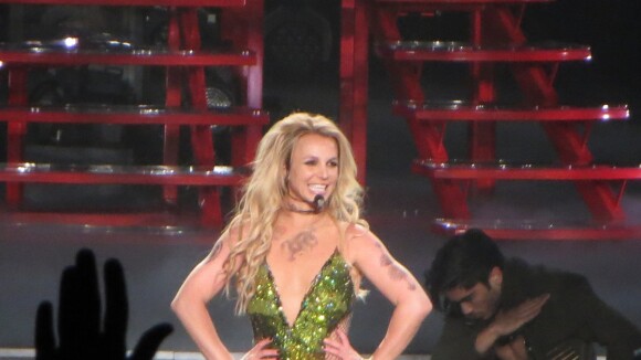 Britney Spears trahie par son body : Elle finit les seins à l'air sur scène !