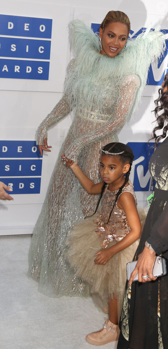 Beyoncé avec sa fille Blue Ivy Carter, qui va devenir grande soeur deux fois en 2017, sa maman étant enceinte de jumeaux ! - Photocall des MTV Video Music Awards 2016 au Madison Square Garden à New York. Le 28 août 2016 © Nancy Kaszerman / Zuma Press / Bestimage