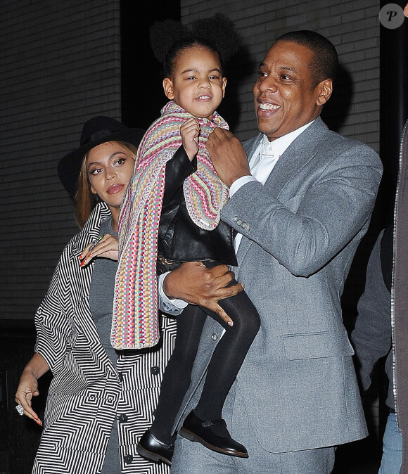Beyoncé, Jay Z et leur fille Blue Ivy Carter sortant de l'avant-première d'Annie à New York en décembre 2014