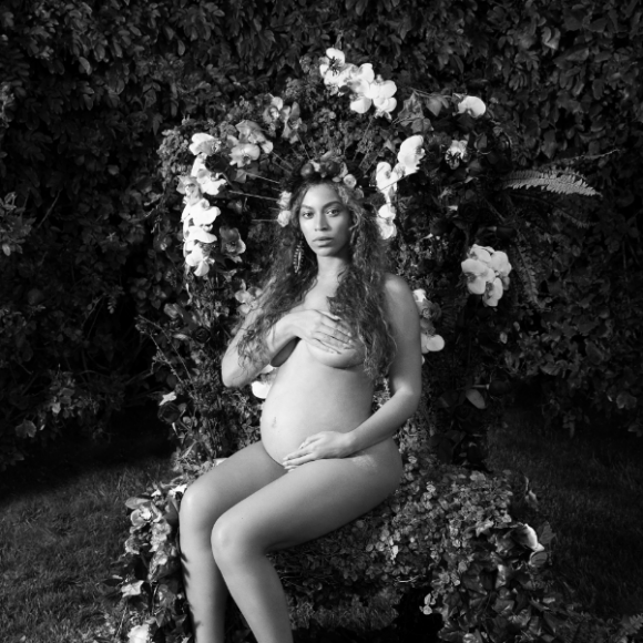 Beyoncé, enceinte de jumeaux, prenant la pose en petite tenue (photo publiée sur son site internet officiel le 2 février 2017).