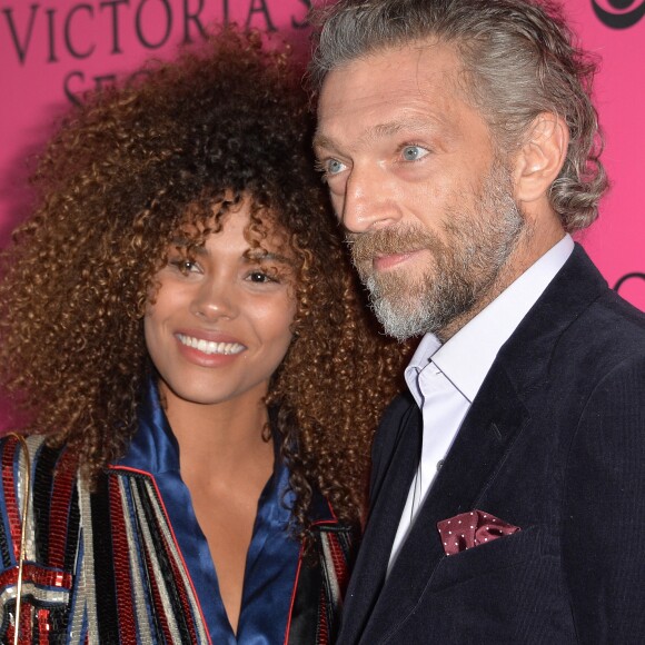 Vincent Cassel officialise avec sa compagne Tina Kunakey lors du photocall du Victoria's Secret Fashion 2016 au Grand Palais à Paris, France, le 30novembre 2016. © BOV/Bestimage
