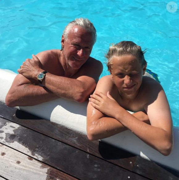 Leo Borg à la piscine avec son père, le légendaire Björn Borg.