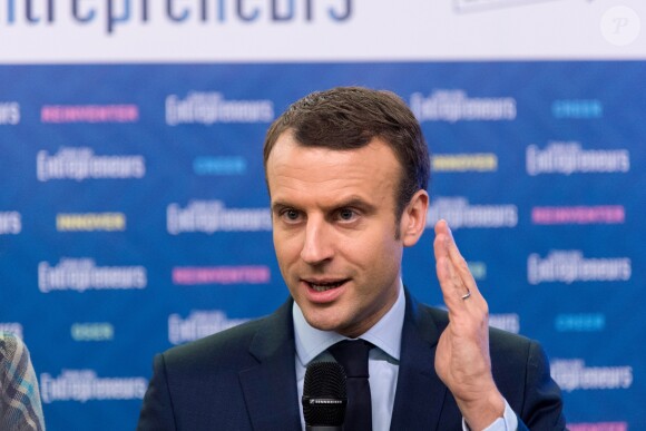 Le candidat Emmanuel Macron en visite au salon des entrepreneurs au palais des Congrès à Paris le 2 février 2017. © Pierre Perusseau / Bestimage