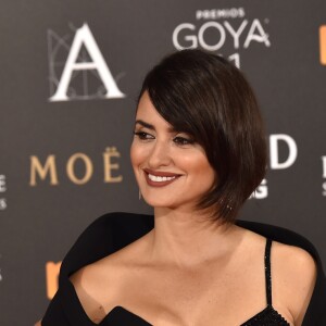 Penélope Cruz dans une robe Atelier Versace - Photocall lors de la 31ème cérémonie des Goya Awards à l'hôtel Marriott à Madrid, le 4 février 2017.