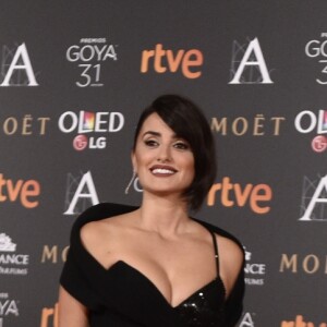 Penélope Cruz dans une robe Atelier Versace - Photocall lors de la 31ème cérémonie des Goya Awards à l'hôtel Marriott à Madrid, le 4 février 2017.