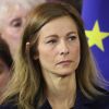 Anne Gravoin, la femme de Manuel Valls très émue lors la déclaration de celui-ci de candidature à la présidence de la République à l'Hôtel de Ville d'Evry, le 5 décembre 2016. Manuel Valls est candidat à la primaire de la Gauche pour les élections présidentielles. © Cyril Moreau/Bestimage