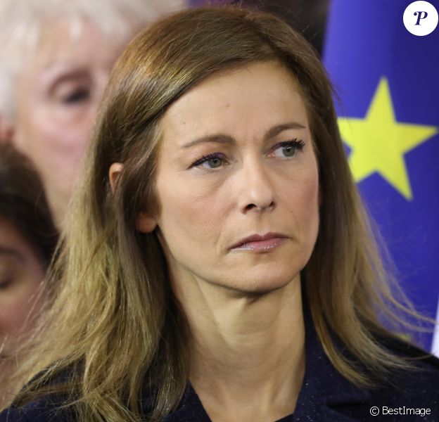 Anne Gravoin, la femme de Manuel Valls très émue lors la déclaration de celui-ci de candidature à la présidence de la République à l'Hôtel de Ville d'Evry, le 5 décembre 2016. Manuel Valls est candidat à la primaire de la Gauche pour les élections présidentielles. © Cyril Moreau/Bestimage