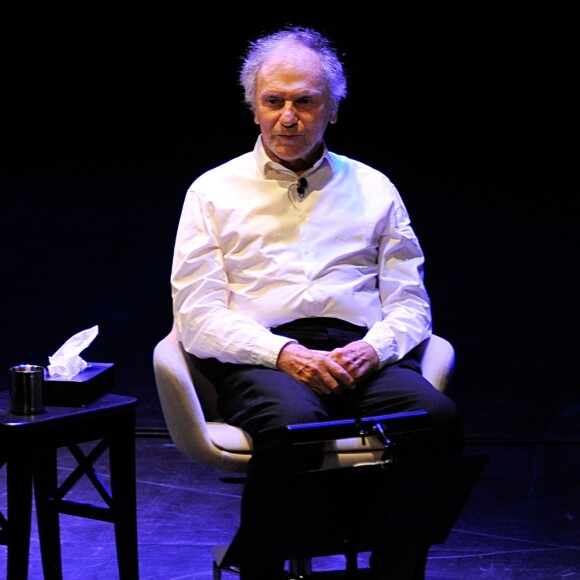 L'acteur français Jean Louis Trintignant récite des textes de Prevert, Desnos et Vian entouré de Grégoire Korniluk au violoncelle et Daniel Mille à l'accordéon sur la scène du théâtre Anthea d'Antibes Juan Les Pins dans le sud-est de la France, le 1er octobre 2013.