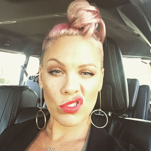 Pink en voiture, propose une jolie grimace sur Instagram.
