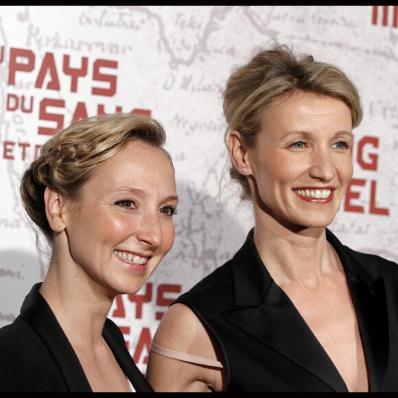 Alexandra Lamy et sa soeur Audrey Lamy à Paris en février 2012.