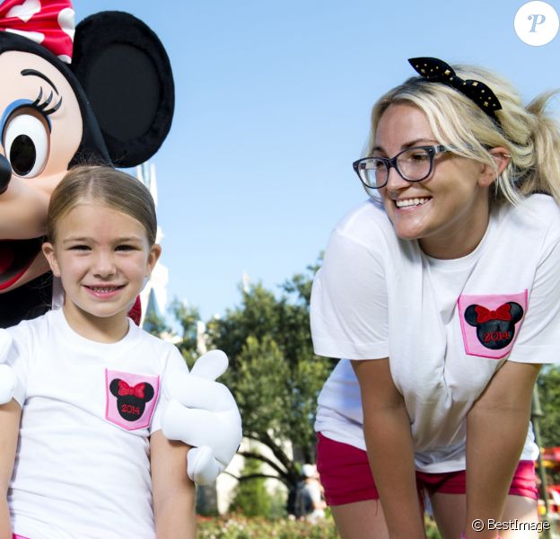 Jamie Lynn Spears, son mari Jamie Watson et sa fille Maddie posent avec Minnie devant le château de Cendrillon à Disney à Lake Buena Vista, le 14 août 2014.
