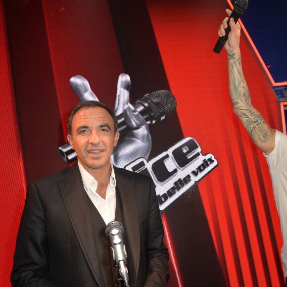 Nikos Aliagas et la statue de cire de M. Pokora (Matt Pokora) lors de l'inauguration du tout nouvel espace dédié à l'émission de The Voice, la plus belle voix au musée Grévin à Paris, France, le 7 février 2017. © Veeren/Bestimage