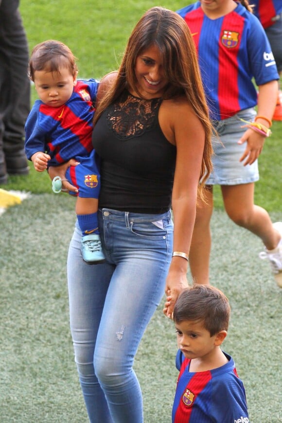 Antonella Rocuzzo, la femme de Lionel Messi avec leurs enfants Matéo et Thiago - Le FC Barcelone de Lionel Messi remporte le premier match de l'année en Ligua, 6 à 2 contre le Betis Seville au Camp Nou à Barcelone le 20 Août 2016.