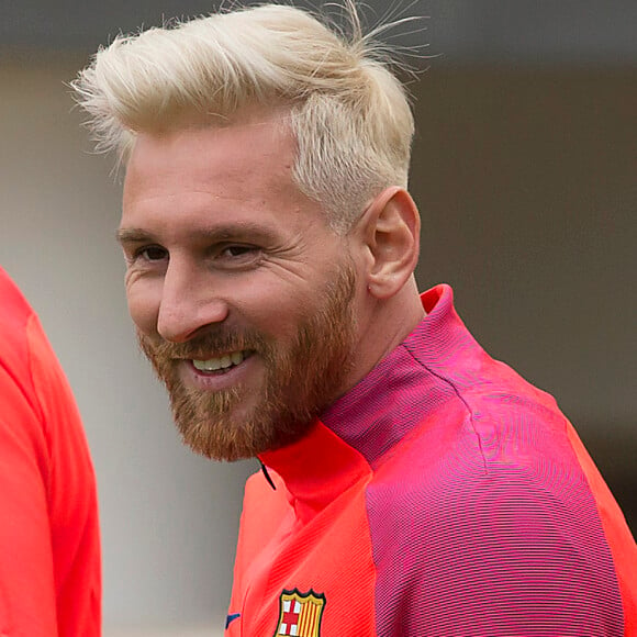 Lionel Messi arbore son nouveau look lors de l'entraînement de l'équipe du de football FC Barcelona à Burton-on-Trent, le 25 juillet 2016.