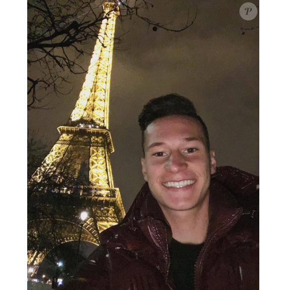 Julian Draxler, nouvelle recrue du PSG, pose devant la Tour Eiffel. Janvier 2017.
