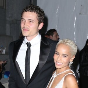 Karl Glusman et sa petite amie Zoe Kravitz - Arrivée des célébrités à la soirée amfAR au Cipriani's Wall Street à New York, le 8 février 2017