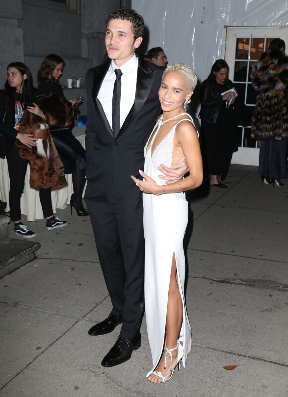 Karl Glusman et sa petite amie Zoe Kravitz - Arrivée des célébrités à la soirée amfAR au Cipriani's Wall Street à New York, le 8 février 2017