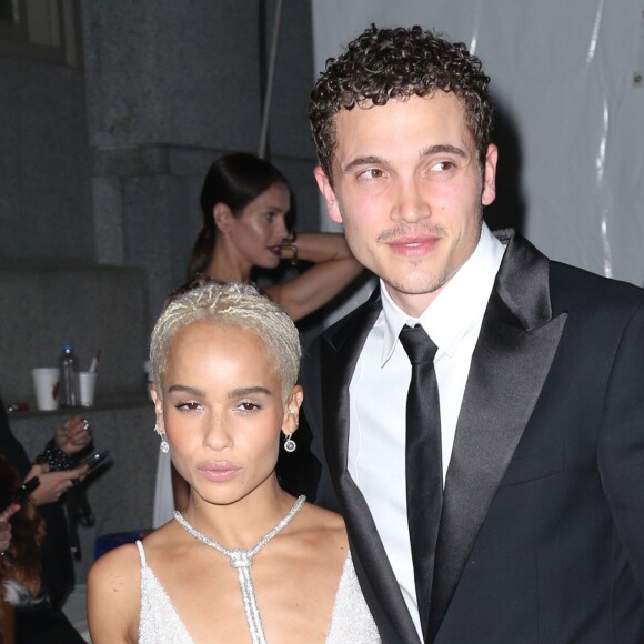 Karl Glusman et sa petite amie Zoe Kravitz - Arrivée des célébrités à la soirée amfAR au Cipriani's Wall Street à New York, le 8 février 2017