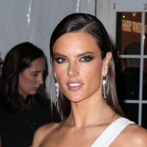 Alessandra Ambrosio - Arrivée des célébrités à la soirée amfAR au Cipriani's Wall Street à New York, le 8 février 2017