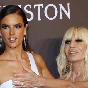 Donatella Versace et Alessandra Ambrosio à la soirée amfAR au Cipriani's Wall Street à New York, le 8 février 2017  People attend The amfAR New York Gala at Cipriani's Wall Street in New York, NY on February 8, 2017.08/02/2017 - New York