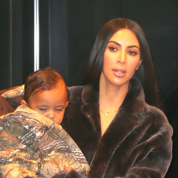 Kim Kardashian à la sortie d'un immeuble avec ses enfants North et Saint à New York, le 1 er février 2017