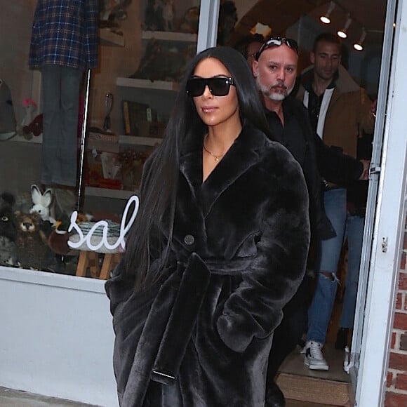 Kim Kardashian fait du shopping avec son meilleur ami Jonathan Cheban dans les rues de New York. Kim porte un long manteau en fausse fourrure noir. Le 1 er février 2017