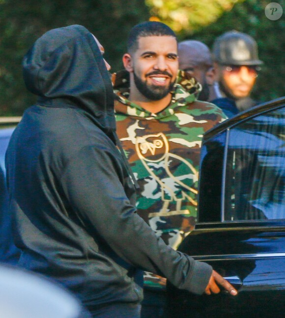 Exclusif - Drake sort avec des amis du restaurant "Cecconi" à West Hollywood. Los Angeles, le 8 décembre 2016.