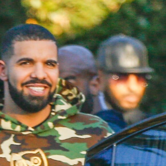 Exclusif - Drake sort avec des amis du restaurant "Cecconi" à West Hollywood. Los Angeles, le 8 décembre 2016.